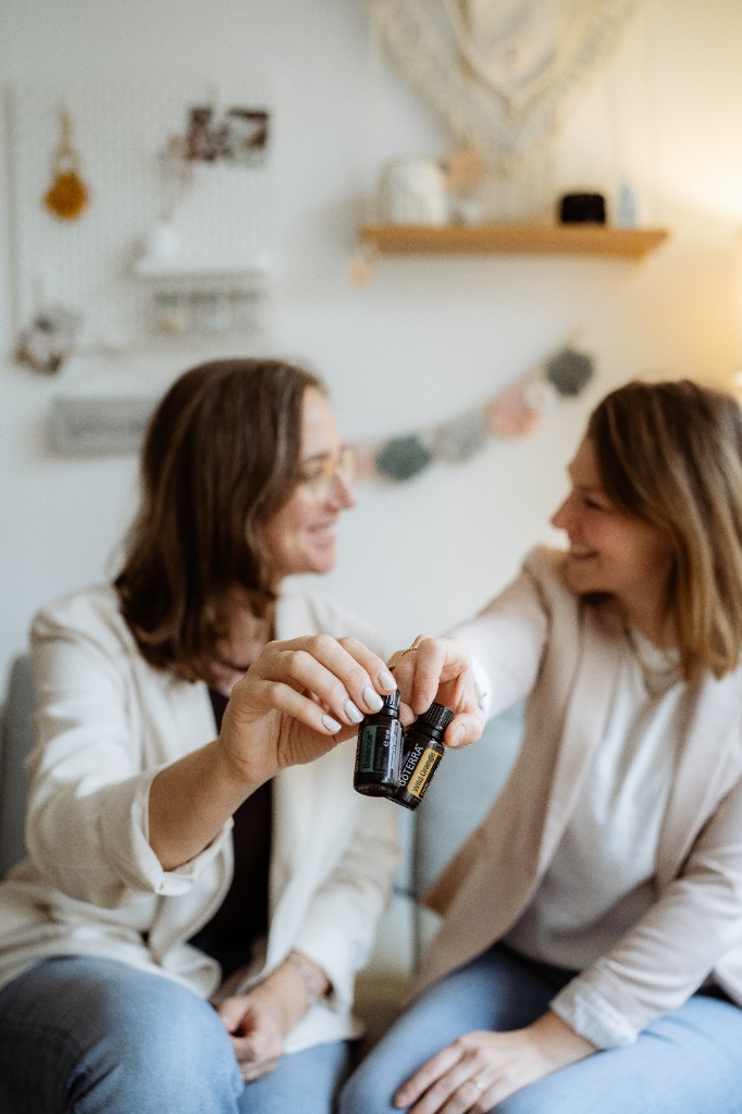 Sandra und Miriam riechen gemeinsam an Wild Orange — dōTERRA Beratung auf dem Sofa